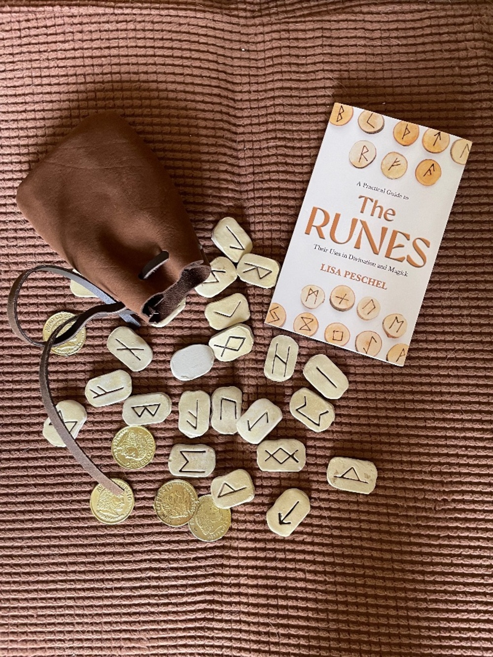 Set of rune stones in leather pouch + instruction book - in mint condition!